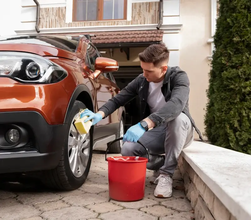 Lavage auto à domicile Gujan-Mestras : professionnel intervenant sur un véhicule